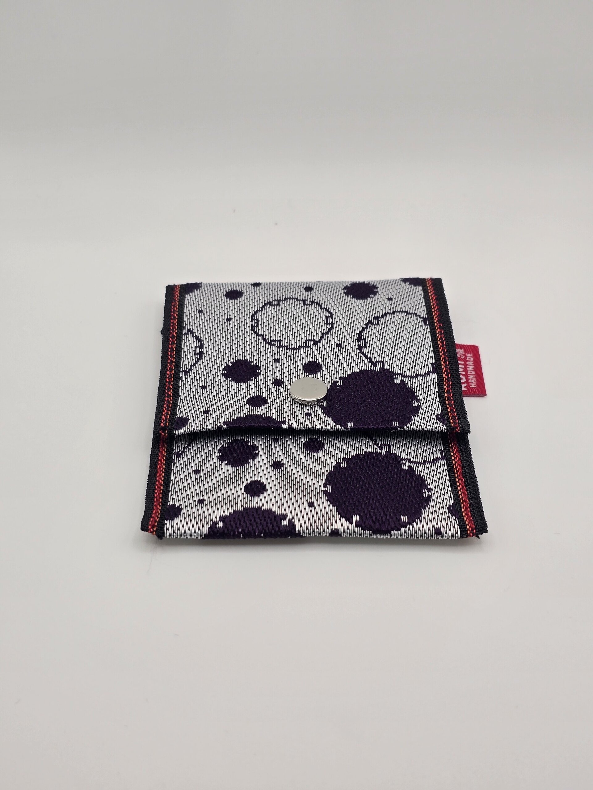 Anillo de nieve morado sobre fondo gris - 2