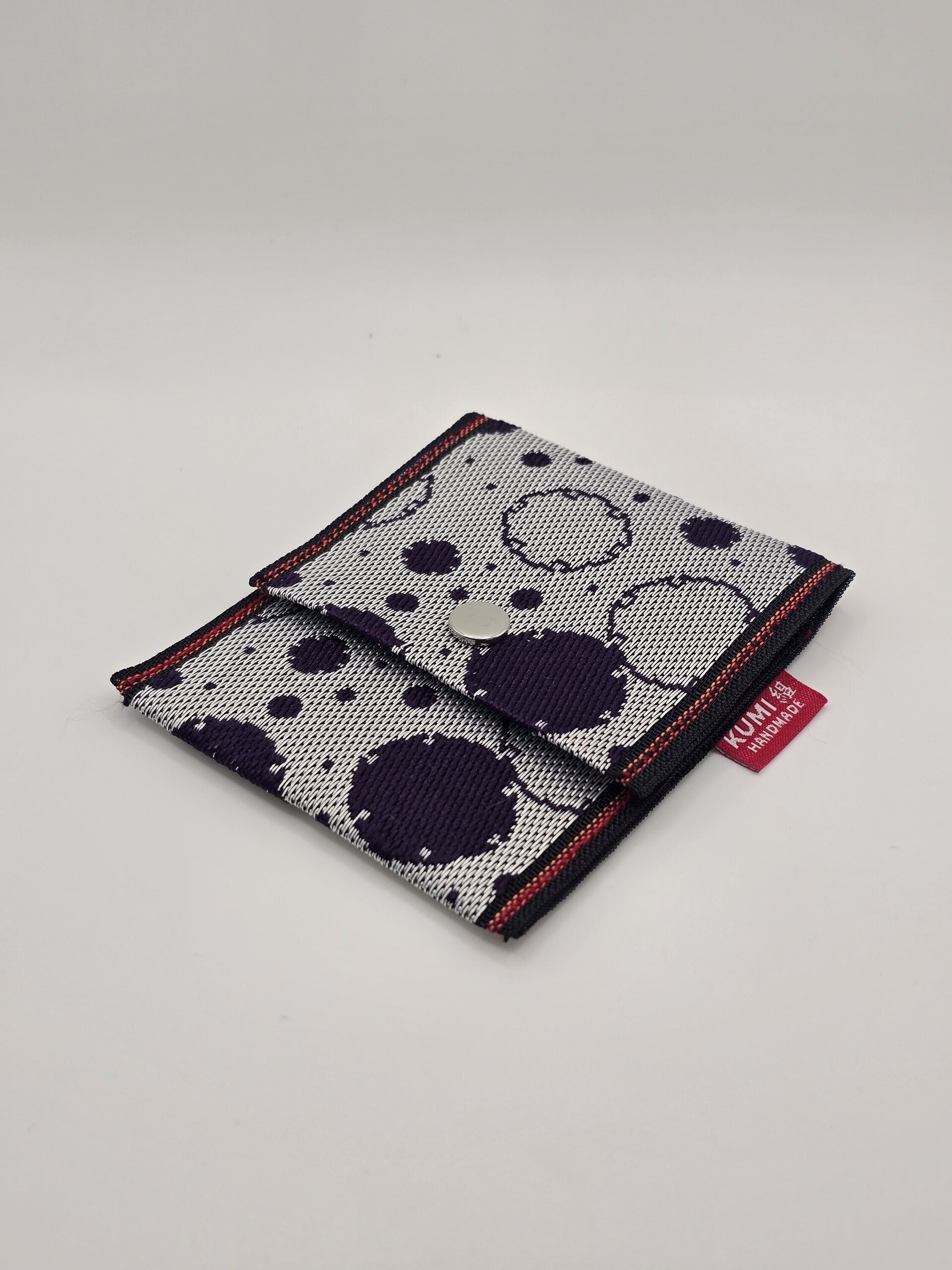 Anillo de nieve morado sobre fondo gris - 3