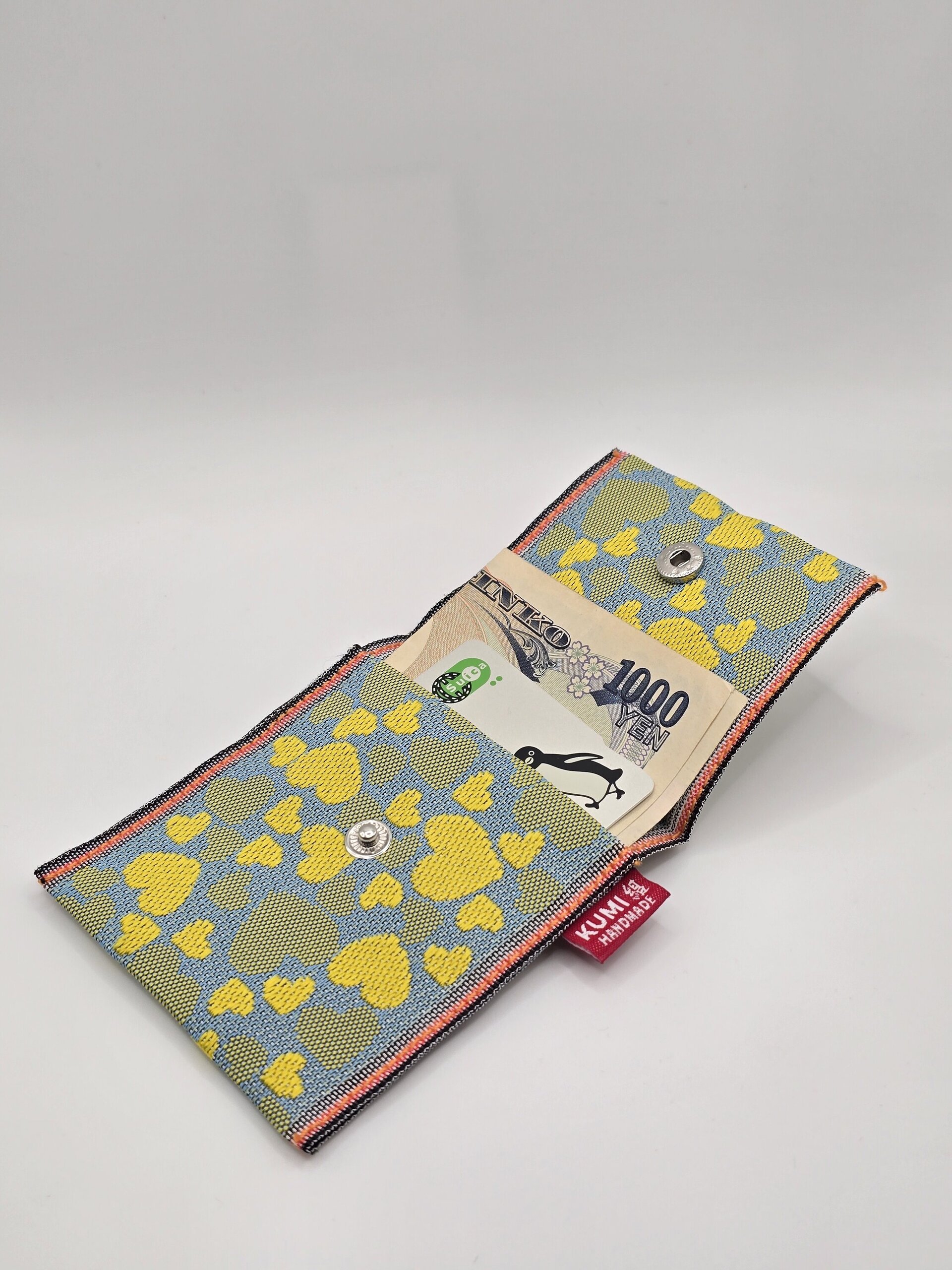 Corazones amarillos sobre verde - 4