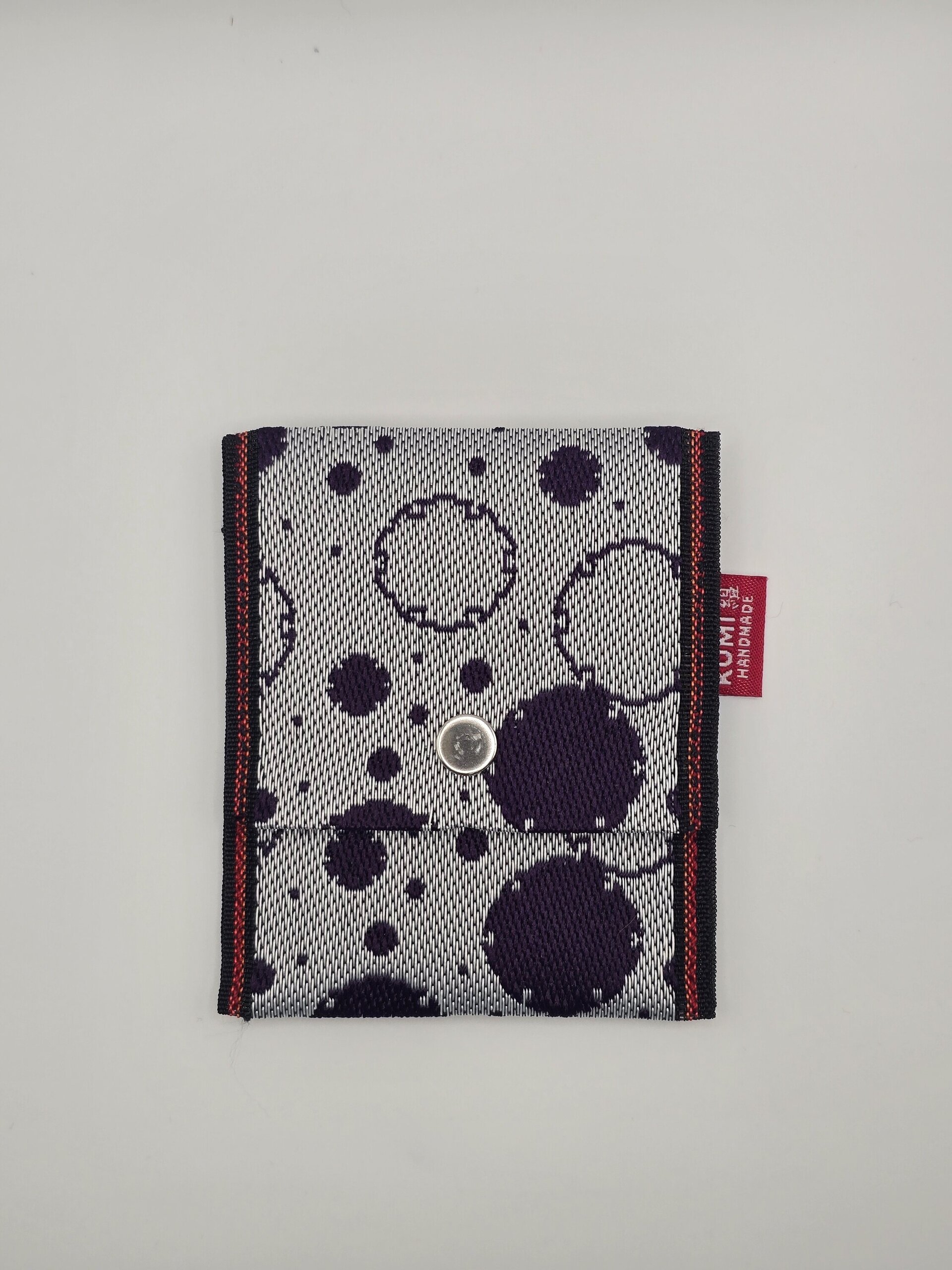 Anillo de nieve morado sobre fondo gris - 1