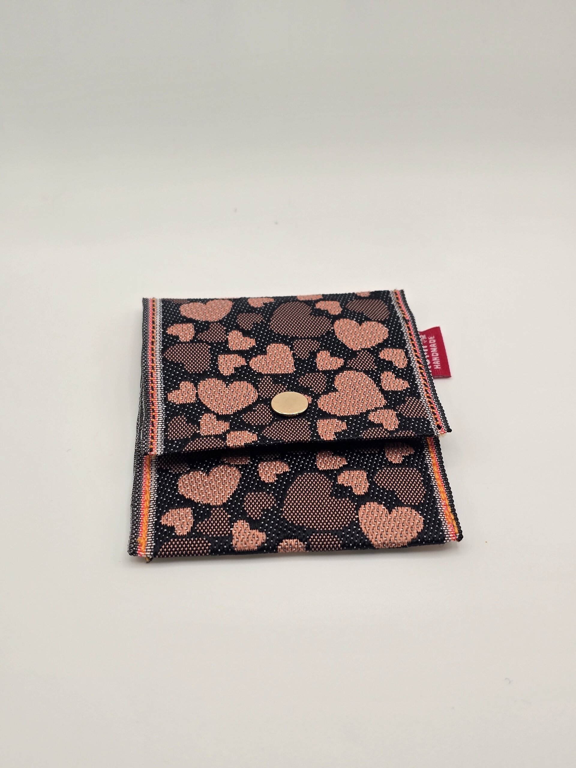 Corazones rosas sobre negro - 2