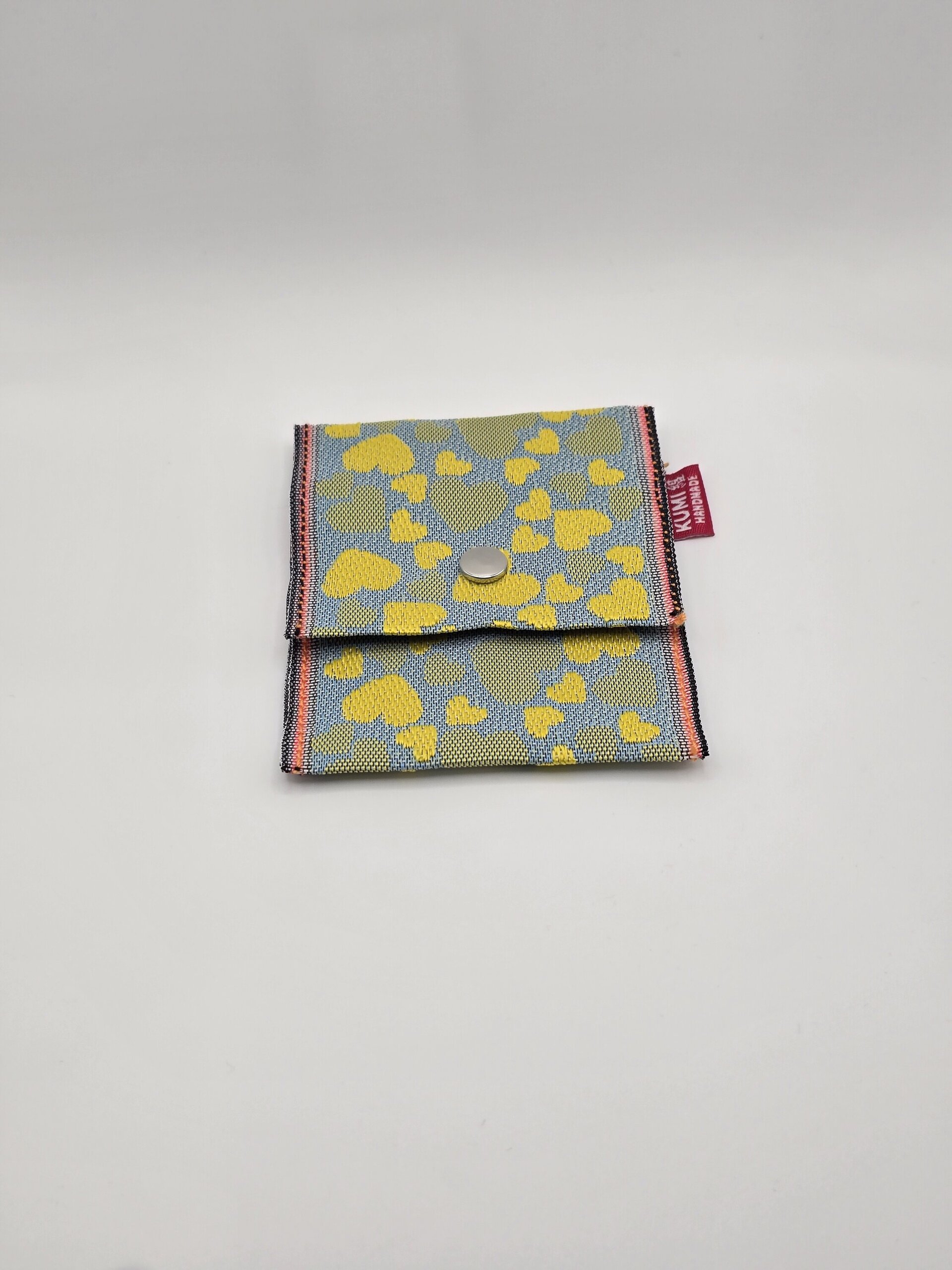 Corazones amarillos sobre verde - 2