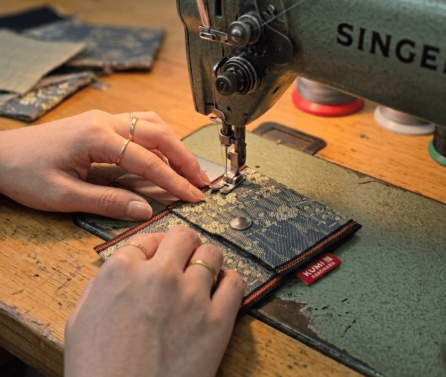Proceso de costura artesanal de carteras Kumi