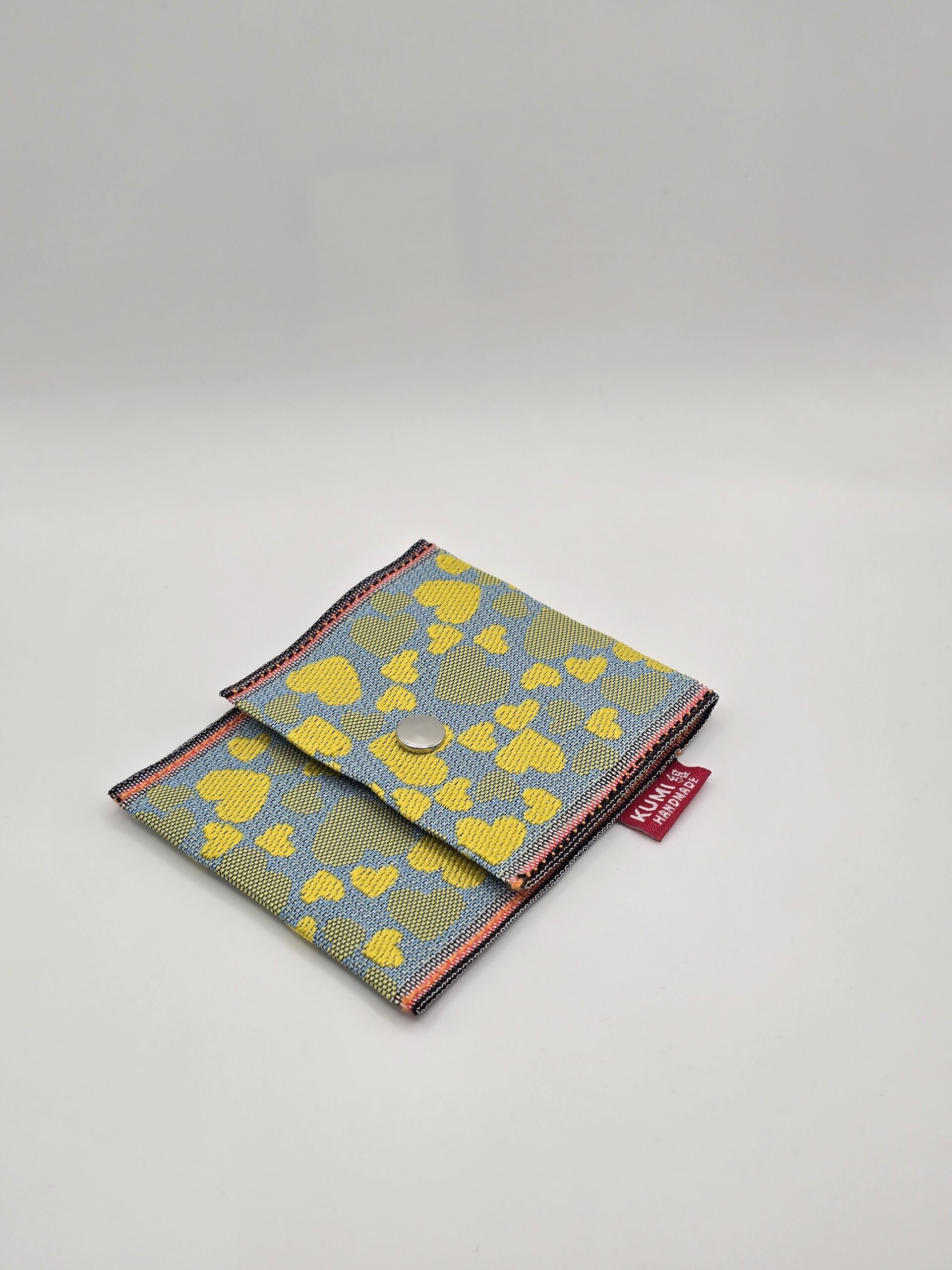 Corazones amarillos sobre verde - 3